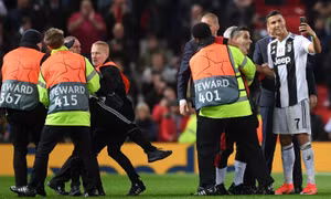 Cristiano Ronaldo vẫn là ngôi sao trong lòng CĐV của Old Trafford