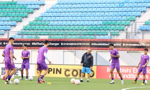 Tuyển Việt Nam có buổi tập đầu tiên trên sân cỏ nhân tạo Jalan Besar