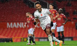 Pháo thủ bắn hạ Quỷ đỏ tại Old Trafford