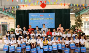 Đồng hành cùng vùng khó của báo Tin tức đến với học sinh nghèo Tân Pheo