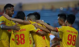 Hòa nghẹt thở trên sân Vinh, Nam Định trụ hạng V-League