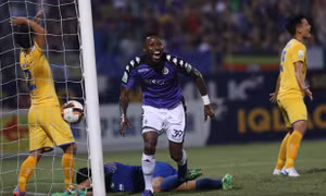 Samson lập cú đúp, Hà Nội FC vô địch V-League sớm 5 vòng đấu