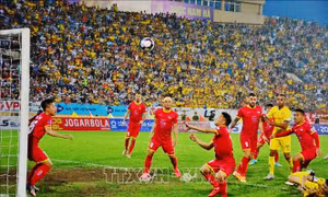 Năm 2021: Mùa bóng không yên ả
