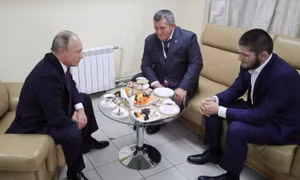 Tổng thống Vladimir Putin chúc mừng võ sĩ Nga đại thắng Conor McGregor