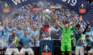 Man City hoàn tất hat-trick danh hiệu lịch sử