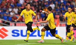 Truyền thông ca ngợi tuyển Malaysia, chê cú 'bắn chim' đau đớn của Adisak