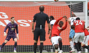 Pogba bị 'đánh hội đồng' vì pha dùng tay cản bóng cực thô ở trận hòa West Ham