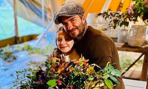David Beckham ‘gây sốt’ với hình ảnh làm vườn cùng cô con gái 9 tuổi Harper