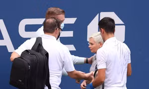 Djokovic bị loại khỏi US Open 2020 vì đánh bóng trúng nữ trọng tài