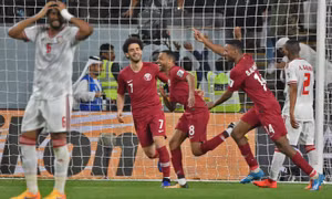 Cận cảnh màn ném dép của CĐV nước chủ nhà UAE tại bán kết Asian Cup 2019