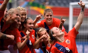 Ngộ nghĩnh những pha ăn mừng tại World Cup bóng đá dành cho phái đẹp