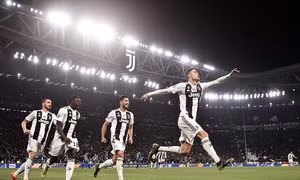 Ronaldo lập hat-trick bàn thắng đưa Juventus ngược dòng vào tứ kết