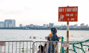 Nắng nóng, người dân Hà Nội vô tư bơi lội ở những bãi tắm tự phát