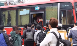 Dòng người ùn ùn tại bến xe Giáp Bát để về quê nghỉ Tết Dương lịch