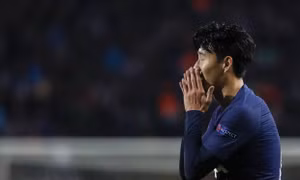 Son Heung-min chắp tay xin lỗi Andre Gomes sau khi ghi bàn cho Tottenham tại Champions League
