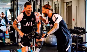 Những hình ảnh hiếm gặp ở buổi tập đầu tiên của Messi tại PSG