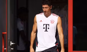 Barca mua thành công Lewandowski