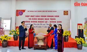 Trao tặng tiêu bản Trống đồng Đông Sơn cho trường học để giáo dục lịch sử