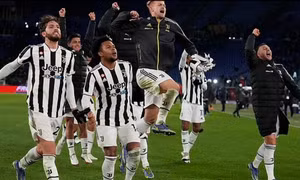 Juventus ngược dòng kinh điển đánh bại AS Roma 4 – 3