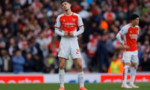 Liverpool và Arsenal rủ nhau ‘hụt bước’ trong cuộc đua vô địch Ngoại hạng Anh