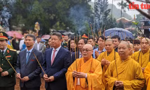 Du khách đội mưa khai hội chùa Hương