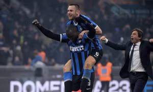 Ngược dòng kinh điển tại Giuseppe Meazza, Inter giành ngôi đầu của Juventus