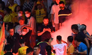 CLB Hà Nội và Nam Định cùng bị phạt do cổ động viên đốt pháo sáng tại vòng 19 V-League 2022