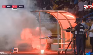 Hà Nội FC vùi dập Nam Định 6 - 1 trong ngày pháo sáng đỏ rực trên sân Hàng Đẫy