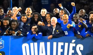 Tuyển Pháp đoạt vé dự World Cup, Ronaldo nhận thẻ đỏ khi Bồ Đào Nha thua sốc