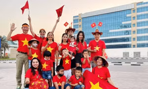 Ấn tượng hình ảnh cổ động viên tại Dubai 'tiếp lửa' cho đội tuyển Việt Nam