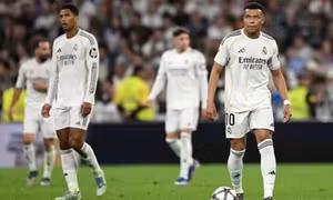 Real tung cờ trắng trước Barca trong cuộc đua vô địch La Liga
