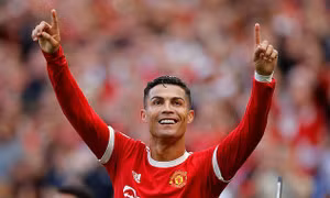 Ronaldo ra mắt chói sáng, MU đại thắng để lên đỉnh bảng xếp hạng