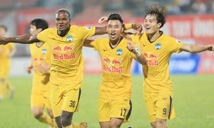 HAGL: Từ chiến đấu để trụ hạng đến áp sát ngôi vô địch V-League 2021