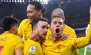 Đánh bại Arsenal, Liverpool chỉ còn cách Man City đúng 1 điểm