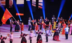 Kiếm thủ Vũ Thành An vinh dự cầm cờ đoàn Việt Nam tại Lễ khai mạc SEA Games 31