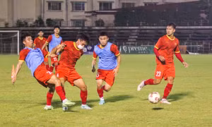 Tuyển U23 Việt Nam: Cầu thủ cùng phòng với các cầu thủ nghi mắc COVID-19 đeo khẩu trang ra sân tập
