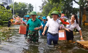 Nghệ sĩ Xuân Bắc và Tự Long chống thuyền, lội nước trao quà Trung thu cho trẻ em