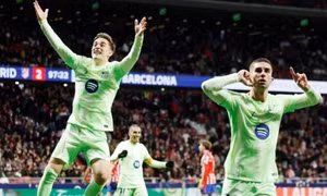 Ngược dòng khó tin trước Atletico, Barca giành lại ngôi đầu