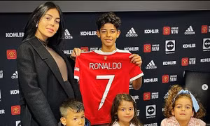 Con trai Ronaldo ký hợp đồng với MU