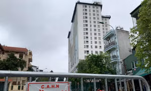 Hà Nội phong tỏa đường Trần Phú, chuẩn bị tiếp tục 'cắt ngọn' tòa nhà 8B Lê Trực