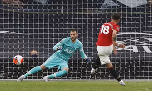 Mourinho nói móc Bruno Fernandes có thành tích tốt nhờ đá phạt đền