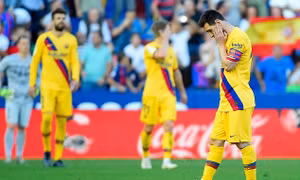 Real Madrid lỡ bước trong ngày Barcelona thua thảm