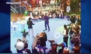Video Maradona đánh đầu chuyền bóng với Pele lại gây sốt