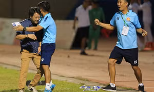 Bầu Đệ và Thanh Hóa thay HLV trong 'chớp mắt'