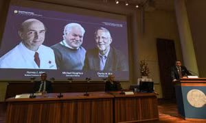 Giải Nobel Y sinh thuộc về ba nhà khoa học phát hiện ra virus viêm gan C