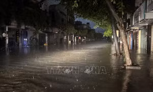 Nhà cửa, đường sá ở Đắk Lắk ngập sâu trong đêm do mưa lũ