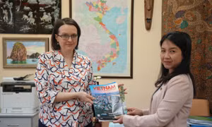 Ấn phẩm đa ngôn ngữ của TTXVN đến với bạn đọc ASEAN tại LB Nga