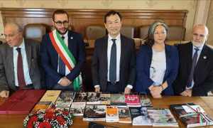 Đại sứ Việt Nam tại Italy thăm và tặng sách về Bác Hồ tại thành phố Masciano
