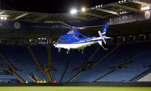 Khoảnh khắc trực thăng chở ông chủ Leicester City xoay tròn, đâm xuống đất