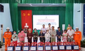 Tổng công ty Điện lực miền Nam 'mang Tết' sớm đến với người nghèo